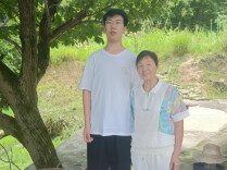 贴着书本学习，视障少年靠优异成绩走出大山