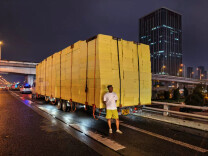 “小马拉大车”，小客车牵引12米长挂车上二环线，转弯堵一片