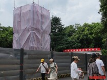 塑像被完全遮挡，想打卡合影的游客注意：湖南大学毛主席塑像维保至8月27日