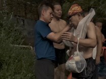 长沙暴雨夜江边上演惊险一幕！老人礁石寻鞋失足落水受伤，蓝天救援队紧急施救｜26℃