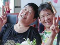 定格最美笑颜，福利院老人收获专属时光纪念