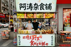 卖出一条炸鱼，大概能挣4元，05后小摊主李涛有本账|小摊大市