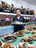 78岁老人变废为宝，废旧泡沫雕出“满汉全席”