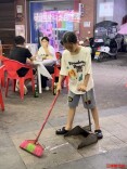 暑假余额不足，10岁“小店长”交卷：收银、打包、拖地，还学会了待客之道