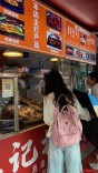 捆鸡摊前排队，泡菜坛边等人，长沙菜市场正被年轻人“重新发现”|小摊大市