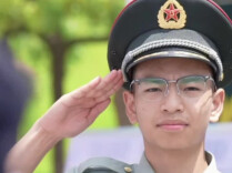 云南壮族小伙入读国防科大，家人穿传统盛装千里送学，惜别时儿子敬礼母亲含泪