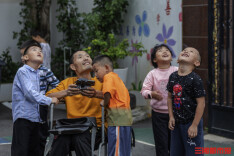 ​十余年，超10万张照片，轮椅摄影师为留守儿童拍出人生之光