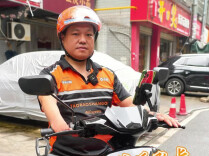 穿上工装是骑手队长，换上参赛服是运动员｜奔跑的人