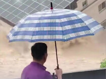 福建仙游一三层楼房被洪水冲垮，知情者：刚装修好还没一年 当地政府：没有人员伤亡