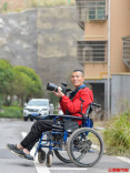 一个轮椅摄影师与十万张留守儿童的脸 | 图集