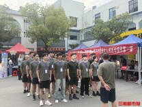 校园迎新路上，这群退役大学生士兵的举动很暖心