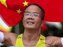 跨越45年圆梦世界赛场！花甲跑者马卫中：奔跑，不设年龄上限丨对话当事人