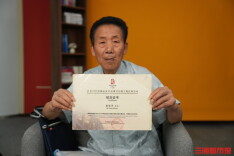 “她非常敬业，是一名真正的人民艺术家”，娄底奥运火炬手康钦华追忆敬一丹：一句鼓励伴他对抗病魔