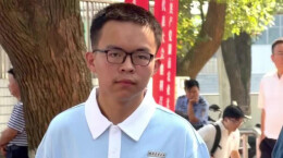 “八个鸡蛋”少年站上开学典礼，父亲教会我唯有自强可抵万难