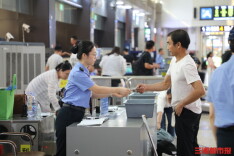 国庆假期迎来出行潮，“00后”安检员温柔守好进站第一关