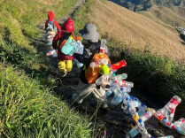 拖着“彩虹小尾巴”下武功山！三名湖南娃把登山变成环保探险