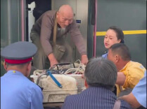 87岁怀化爷爷跨省卖鱼，列车员每天帮他抬货上车