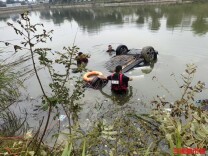 车辆意外坠塘司机被困，他们跳水上演生死救援｜26℃