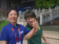 场上是对手，场下是闺蜜，郴永两位副市长手牵手看球