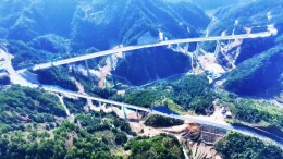 视频 | 城龙高速即将通车，施工就像在悬崖峭壁间“跳舞”