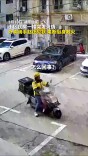 小区突发火情，外卖小哥拎起灭火器就冲