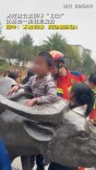 男孩被铜牛“扣留”，消防员一招轻松解救