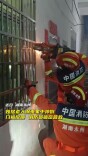 独居老人凌晨摔倒被困，消防员破窗暖心救援