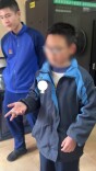 男孩手卡铁片上门求助，消防员秒拆化解险情