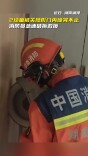 幼童被困隐形门内，消防极速破拆救援