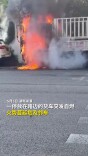 货车起火殃及邻车，热心市民驾驶叉车“硬核”救援