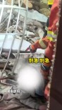 山体滑坡冲垮民房一角，消防员紧急营救八旬老人