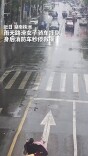 暖心！雨天路滑女子骑车摔倒，身后消防车秒停救援