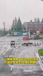 货车侧翻，消防紧急解救被困驾驶员
