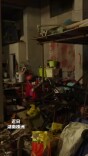 废品站里竟用木板隔出“卧室”，多部门联合执法现场整治