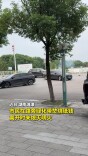 路边绿化带冒出滚滚浓烟，竟是违规祭祀用火惹的祸