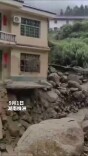 暴雨来袭，消防员徒步开辟“生命通道”转移被困群众