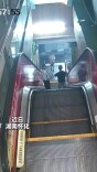 男孩被电梯“咬”脚，消防暖心施救