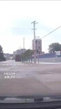 消防站门口突发车祸，消防员第一时间伸出援手