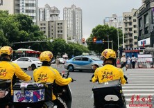 美团长沙推出骑手“不闯红灯”安全激励活动，万名骑手报名参与