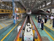 发现最美铁路 | 高铁也有专属“4S店”？硬核“保养”才能这么稳！