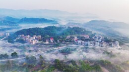 图片新闻：新田瑶塘窝村 晨雾漫山村@湖南日报要闻版