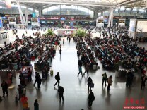 春运次日湖南铁路预计发送旅客41.2万人次 湘粤多地余票充足