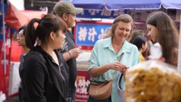 爱上“中国范儿” 外国人来华过年购物成为新风尚