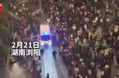 浏阳烟花秀数万游客为救护车让出1.5公里生命通道