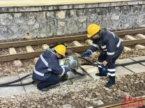 插管、开阀、上水……他们俯身无数次，只为列车“喂”清泉