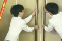 新娘入场俩伴郎同时拉错门，堵门一幕逗乐全场