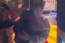 湖南汨罗新兵凌晨起运 上车前妈妈的突然一抱令人动容
