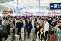 人从众模式开启……“五一”首日，国铁广州局发送旅客380.8万人次