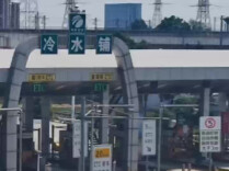 冷链货车起火，22吨香葱险遭烧毁！消防紧急救援