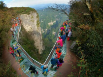 今起，张家界天门山景区山顶东线玻璃栈道停止开放